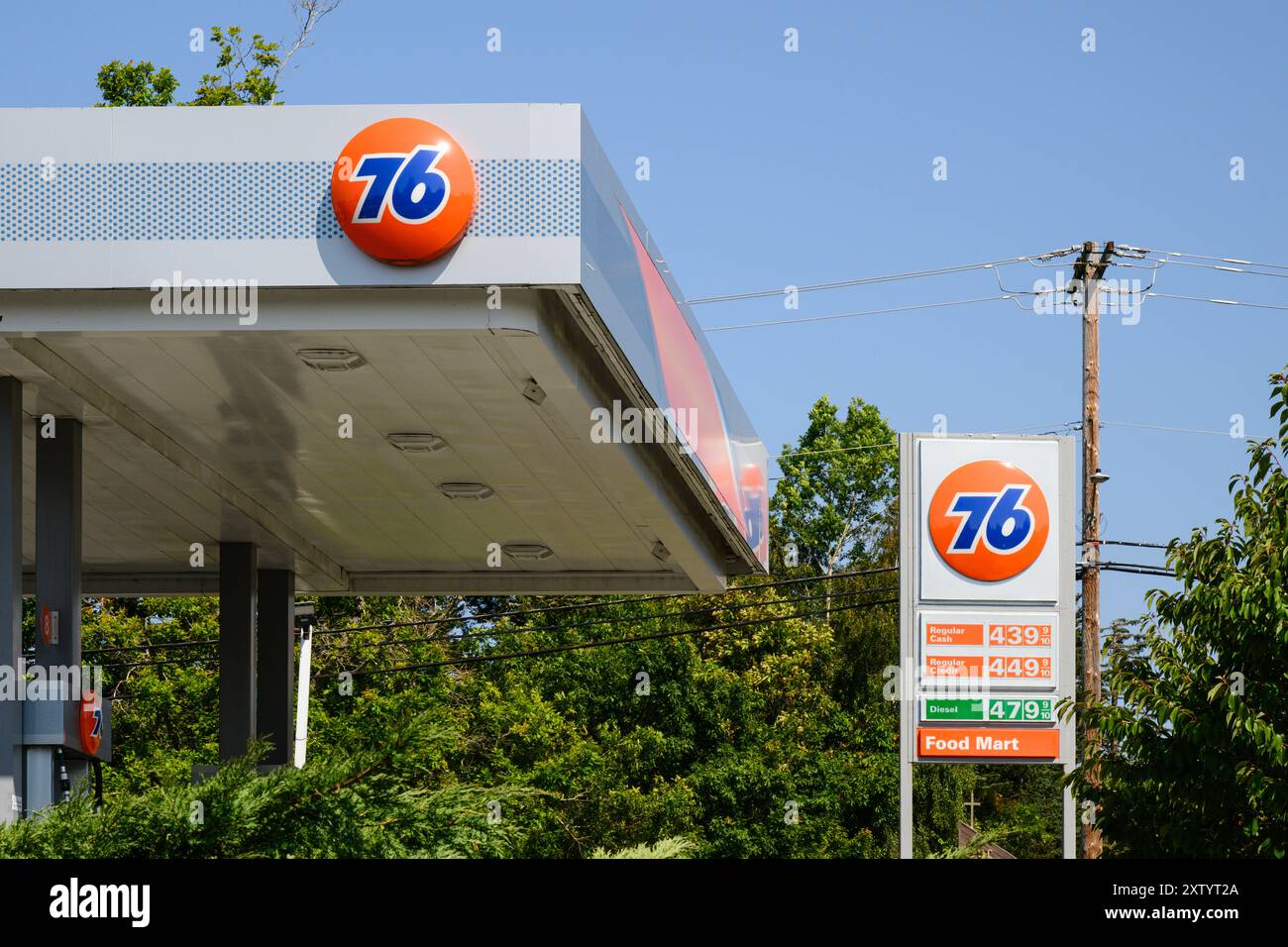 Everett, WA, USA – 28. Juli 2024; Tankstelle 76 im Besitz des Unternehmens Phillips 76 mit Markenzeichen und Vordach Stockfoto