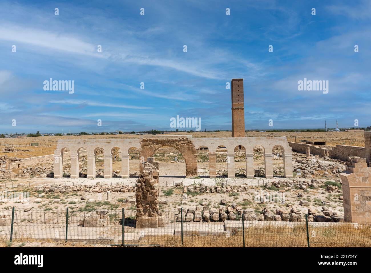 Ruinen von Ulu Cami (die große Moschee) in Harran. Dieses architektonische Denkmal ist die älteste Moschee in Anatolien und wurde im 8. Jahrhundert erbaut. Ruinen von Th Stockfoto