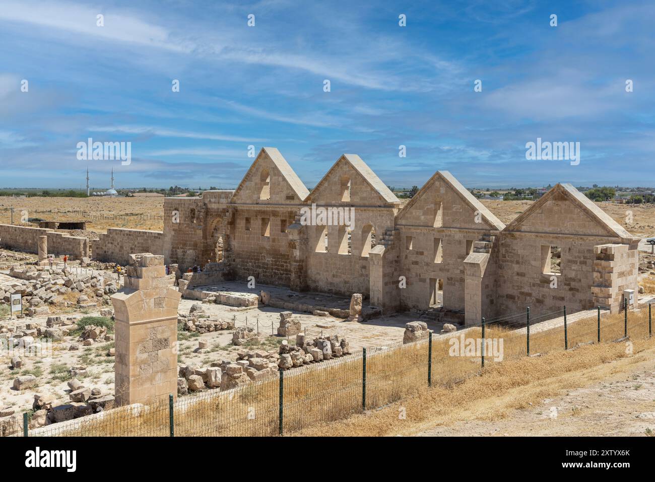 Ruinen von Ulu Cami (die große Moschee) in Harran. Dieses architektonische Denkmal ist die älteste Moschee in Anatolien und wurde im 8. Jahrhundert erbaut. Ruinen von Th Stockfoto