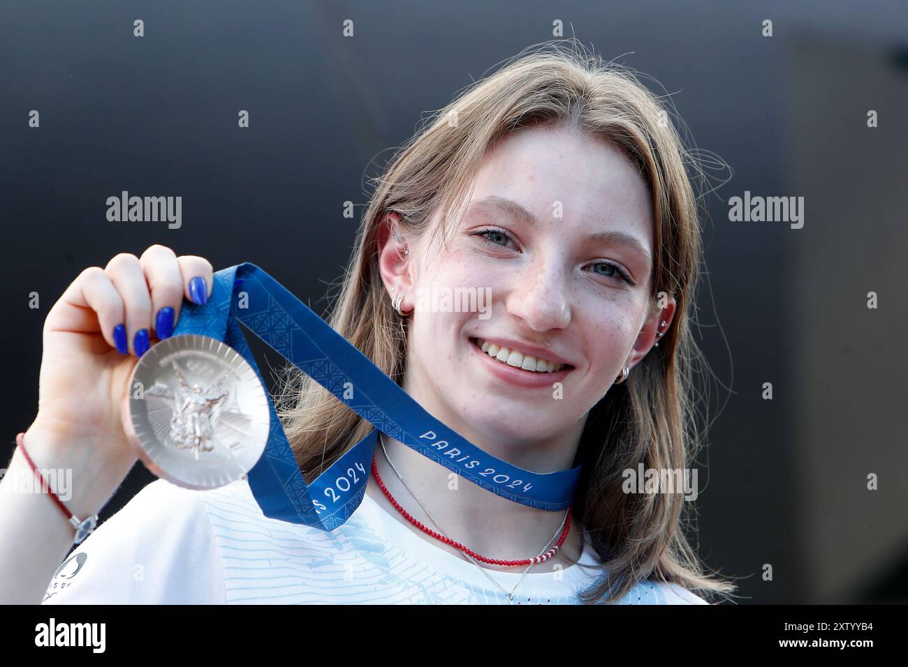 Bukarest, Rumänien. August 2024. Die rumänische Turnerin Ana Barbosu posiert, nachdem sie eine olympische Bronzemedaille für die Frauen-Fußbodenübung bei den Olympischen Spielen 2024 in Paris erhalten hat, während einer Zeremonie in Bukarest, Rumänien, am 16. August 2024. Die Bronzemedaille wurde Barbosu nach einem Urteil des Schiedsgerichts für Sport in der vergangenen Woche zugeteilt, das eine Berufung von Team USA Coach Cecile Landi während des 5. August-Finales in Paris annulliert hat. was Chiles auf den dritten Platz gebracht und Barbosu auf den vierten Platz gebracht hatte. Quelle: Cristian Cristel/Xinhua/Alamy Live News Stockfoto