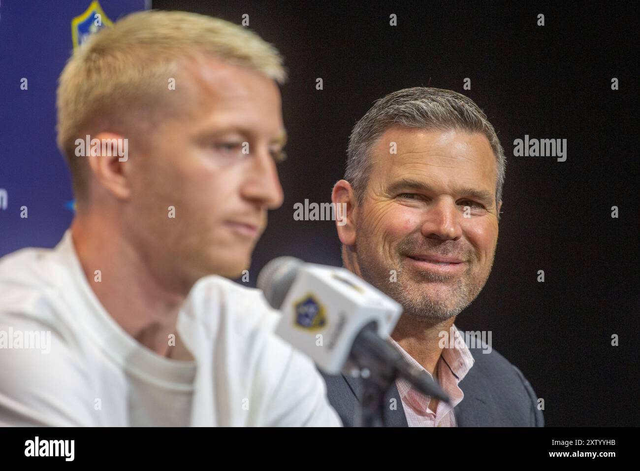 Los Angeles, Usa. August 2024. Greg Vanney (R) LA Galaxy Head Coach sieht sich als zweimaliger deutscher Fußballspieler des Jahres an Marco Reus (L) wird als neuer Mittelfeldspieler der Los Angeles Galaxy während einer Pressekonferenz im Dignity Health Sports Park vorgestellt. (Foto: Ringo Chiu/SOPA Images/SIPA USA) Credit: SIPA USA/Alamy Live News Stockfoto