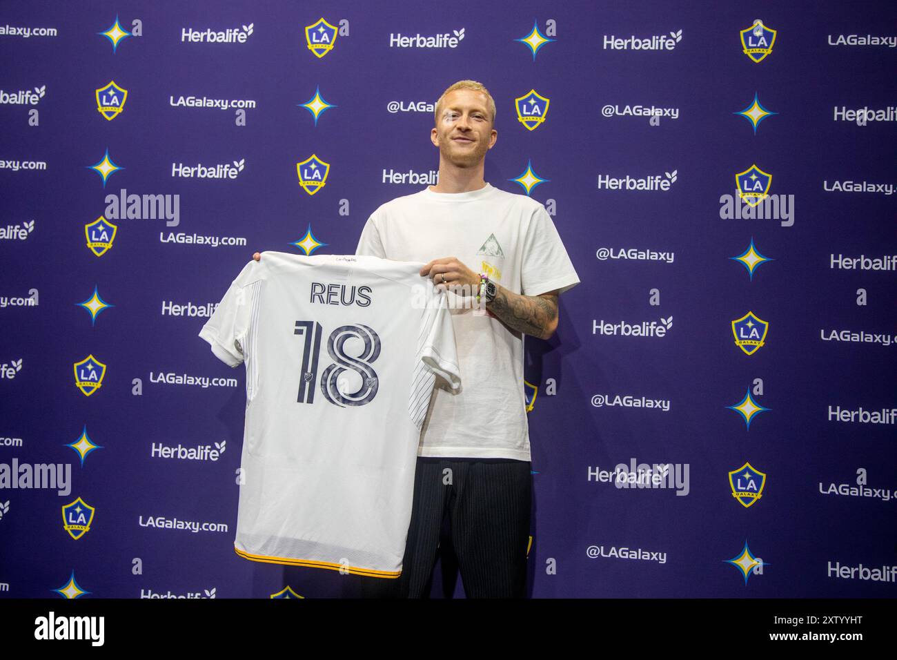 Los Angeles, Usa. August 2024. Der zweimalige deutsche Fußballspieler des Jahres Marco Reus posiert mit seinem neuen Trikot in einer neuen Konferenz, nachdem er als neuer Mittelfeldspieler der Los Angeles Galaxy im Dignity Health Sports Park vorgestellt wird. (Foto: Ringo Chiu/SOPA Images/SIPA USA) Credit: SIPA USA/Alamy Live News Stockfoto