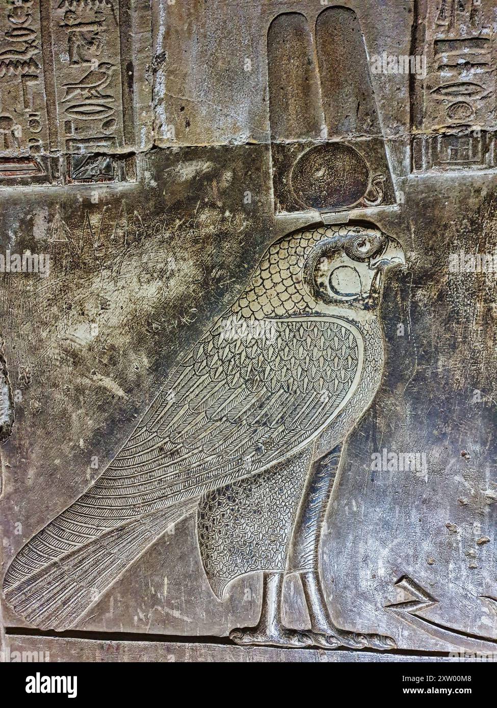 Nahaufnahme des Horus-Reliefs in der Dendera-Krypta im Tempel des Hathor in Dendera, fertiggestellt in der ptolemäischen Ära um 50 v. Chr. zwischen den Städten Luxor und Abydos in Ägypten Stockfoto