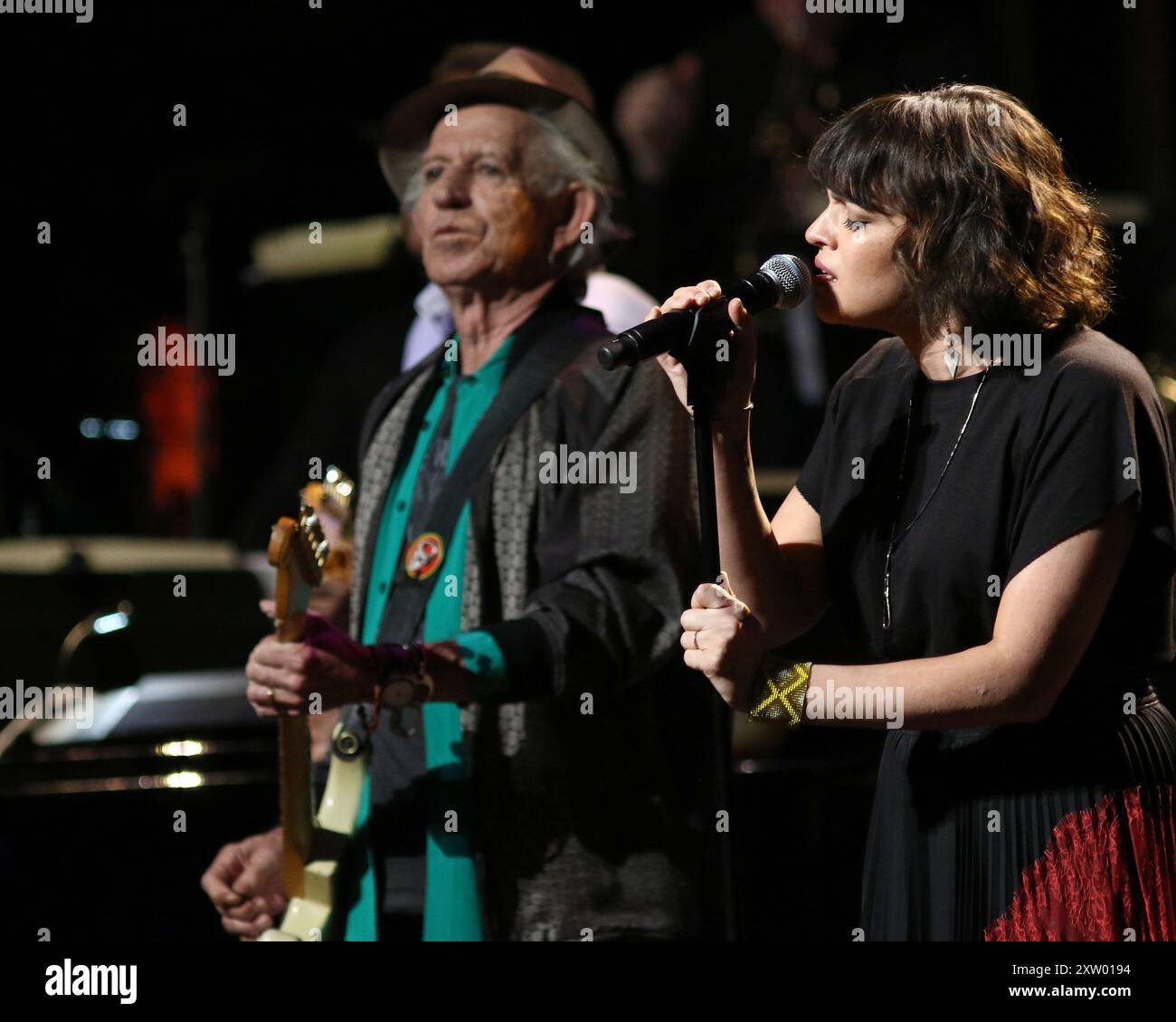 Keith Richards und Norah Jones treten beim zweiten jährlichen Love Rocks NYC auf! Konzert im Beacon Theatre in New York. Stockfoto