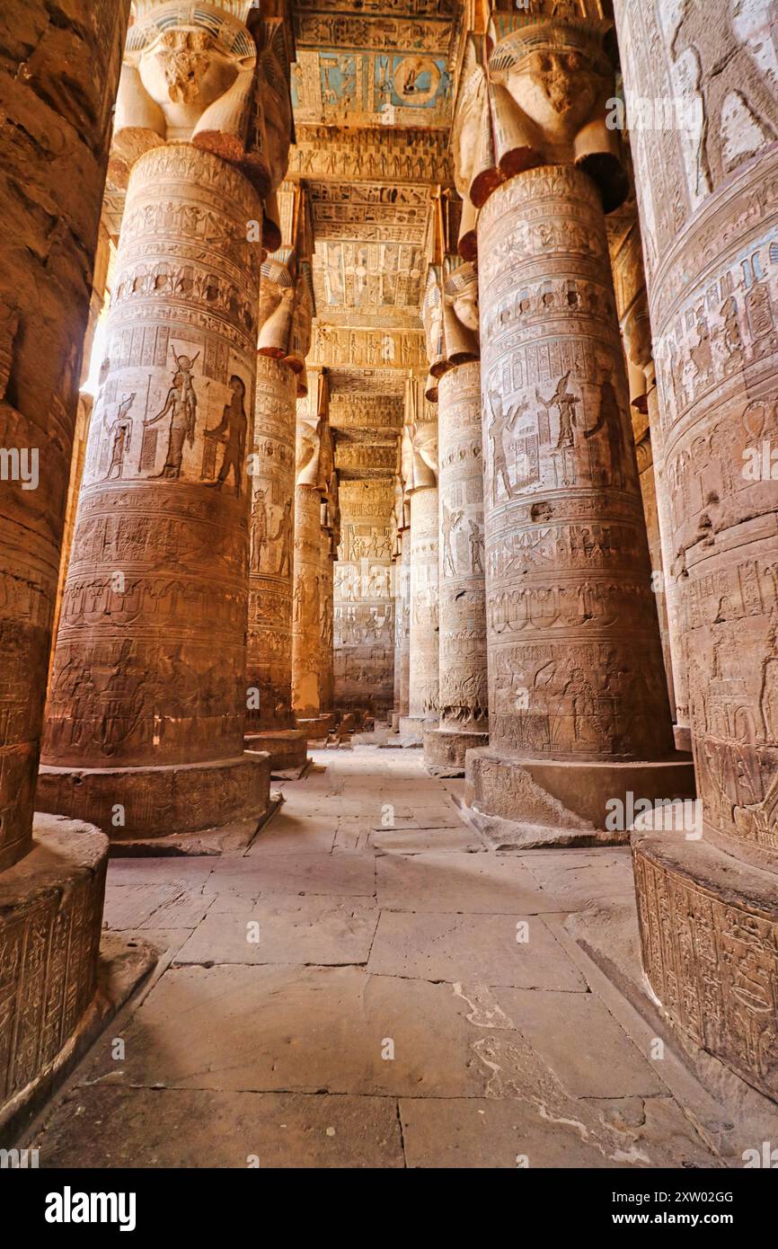 Wunderschöne Kalksteinsäulen mit Gesichtern von Hathor und lebendige Deckenkunst im Tempel von Hathor in Dendera, fertiggestellt in der ptolemäischen Ära um 50 v. Chr. zwischen den Städten Luxor und Abydos, Ägypten Stockfoto