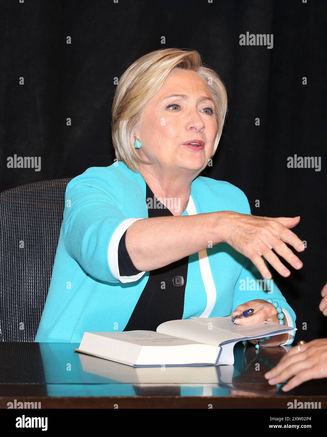 Hillary Clinton signiert Kopien ihres neuen Buches What Happened am Barnes and Noble Union Square in New York. Stockfoto