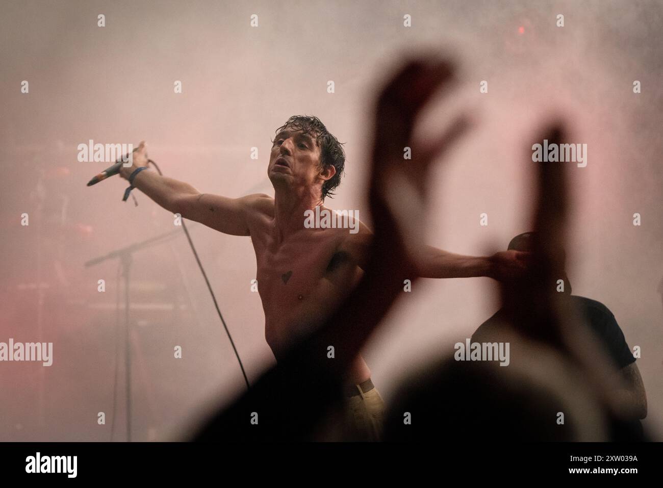 GREEN MAN FESTIVAL, BRECON, WALES, Großbritannien – 16. AUGUST 2024: Der extrovertierte Sänger Lias Kaci Saoudi von der Band Fat White Family steigt während eines Songs auf der Far Out Stage in die Menge. Tag 2 des Green man Festivals 2024 im Glanusk Park, Brecon, Wales. Foto: Rob Watkins/Alamy Live News. Stockfoto