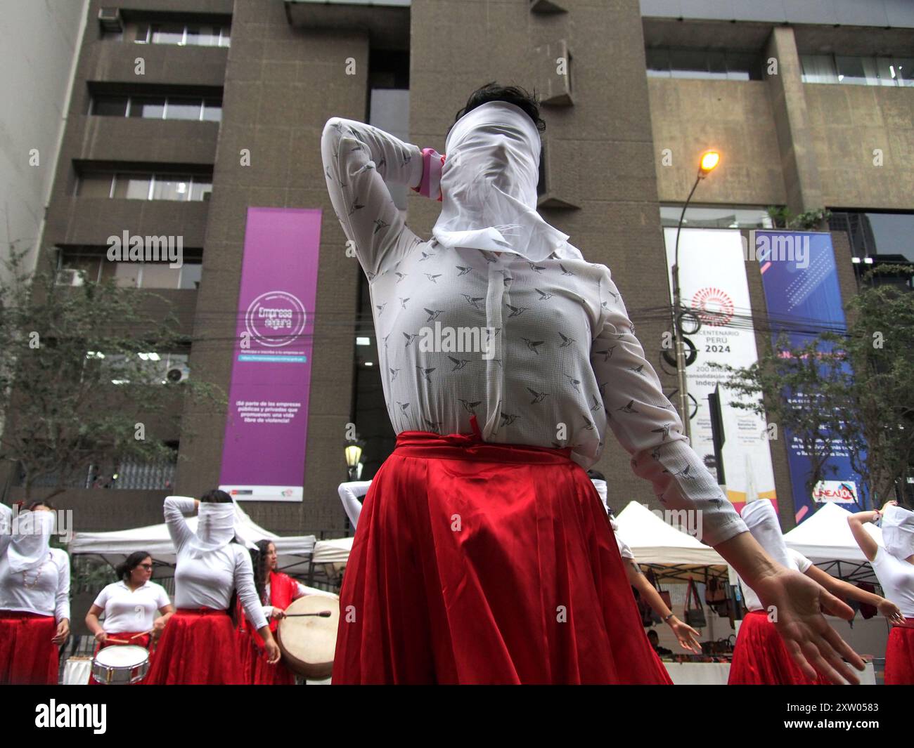 Lima, Peru. August 2024. Eine Gruppe von Frauen in roten Röcken protestierte vor dem derzeitigen Ministerium für Frauen und gefährdete Bevölkerungsgruppen (MIMP) gegen eine Regierungsinitiative zur Beseitigung dieser Institution und zur Verschmelzung mit anderen staatlichen Behörden. Das MIMP garantiert bislang eine gleichberechtigte Beteiligung von Frauen an der Umsetzung der öffentlichen Politik und die Berücksichtigung von Ungleichheiten zwischen den Geschlechtern. Quelle: Fotoholica Presseagentur/Alamy Live News Stockfoto