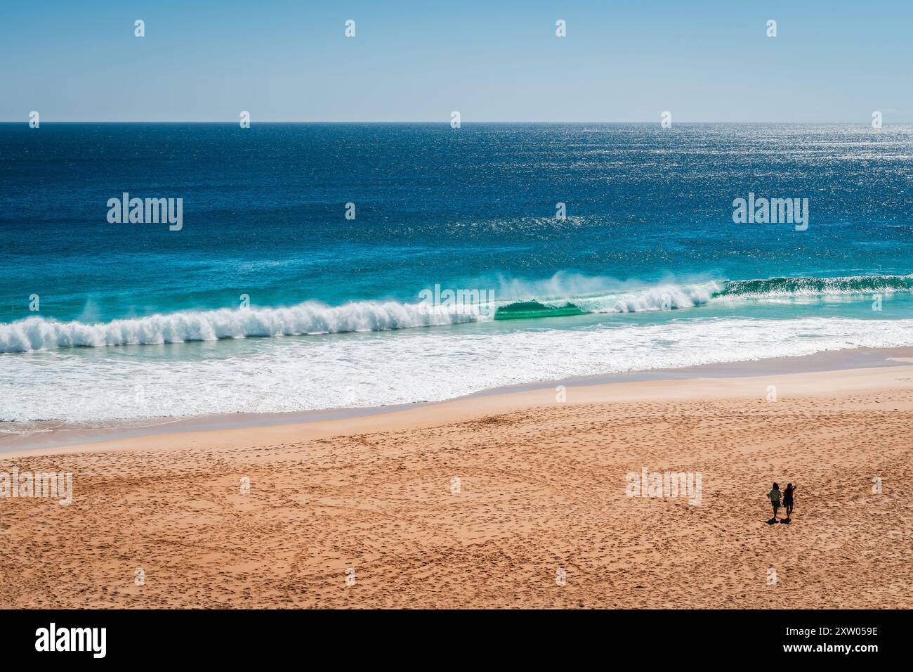 Ethel Wrack Beach mit zwei unbekannten Frauen, die an einem hellen Tag entlang laufen, Yorke Peninsula, South Australia Stockfoto