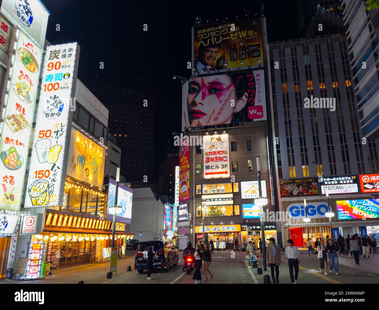 Kabukicho Nachtszene im Shinjuku Toho Building in der Nähe der Central Road in Shinjuku City, Tokio, Japan. Stockfoto