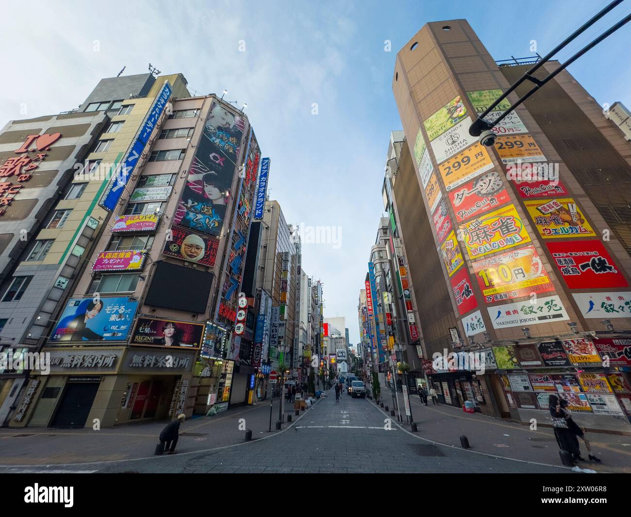 Kabukicho an der Central Road in der Nähe des Shinjuku Toho Building in Shinjuku City, Tokio, Japan. Stockfoto