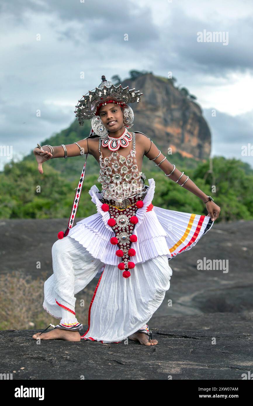 SIGIRIYA, SRI LANKA - 16. JULI 2024 : Ein Ves Dancer, auch bekannt als Kandyan Dancer oder Up Country Dancer, tritt in Sigiriya in Sri Lanka auf. Stockfoto