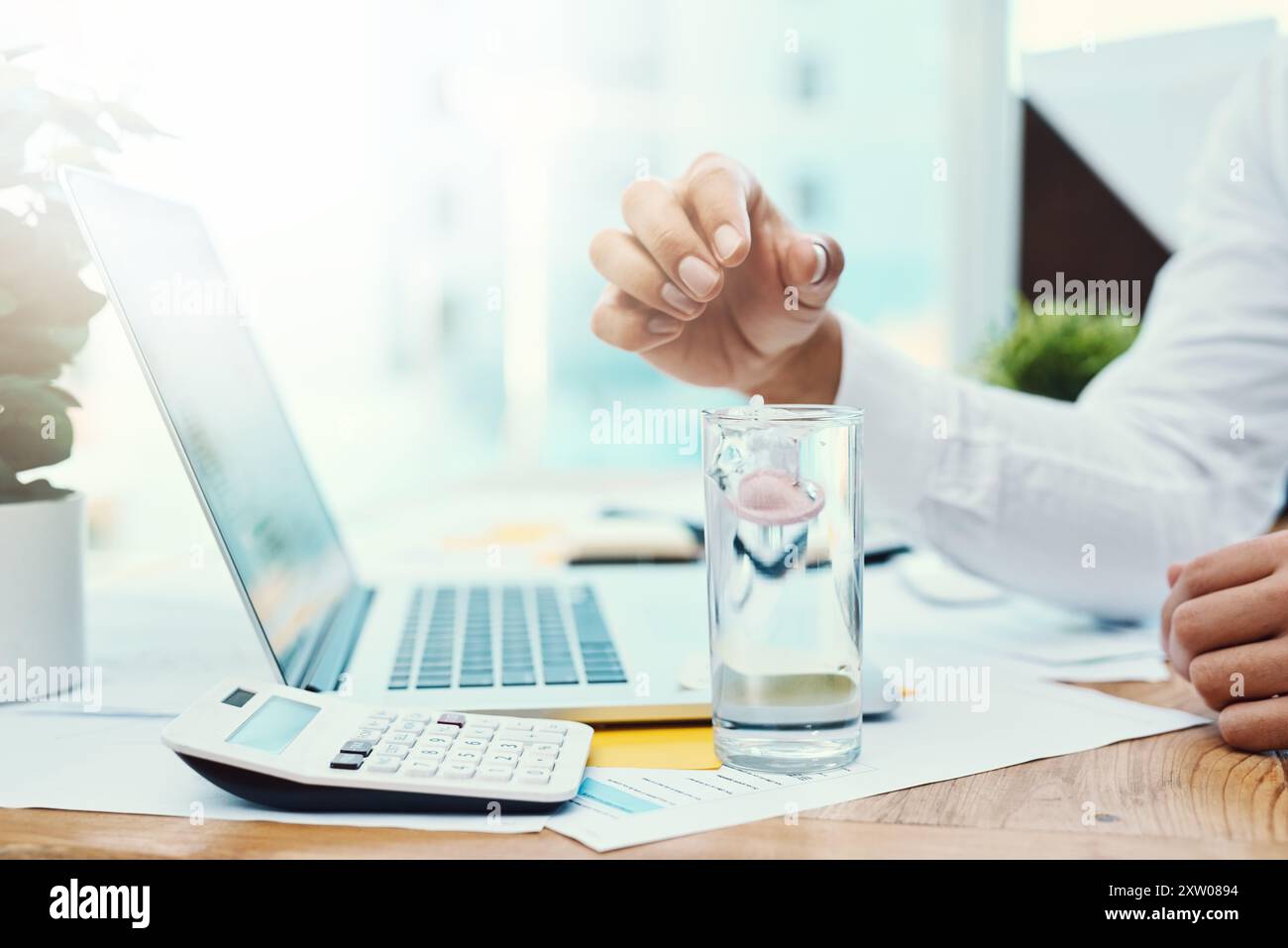 Geschäftsmann, Hände und Tropfen Sie mit Pille in Wasser für Dosierung, Medikamente oder Heilmittel im Büro. Nahaufnahme des Mitarbeiters oder Glas Mineral Stockfoto