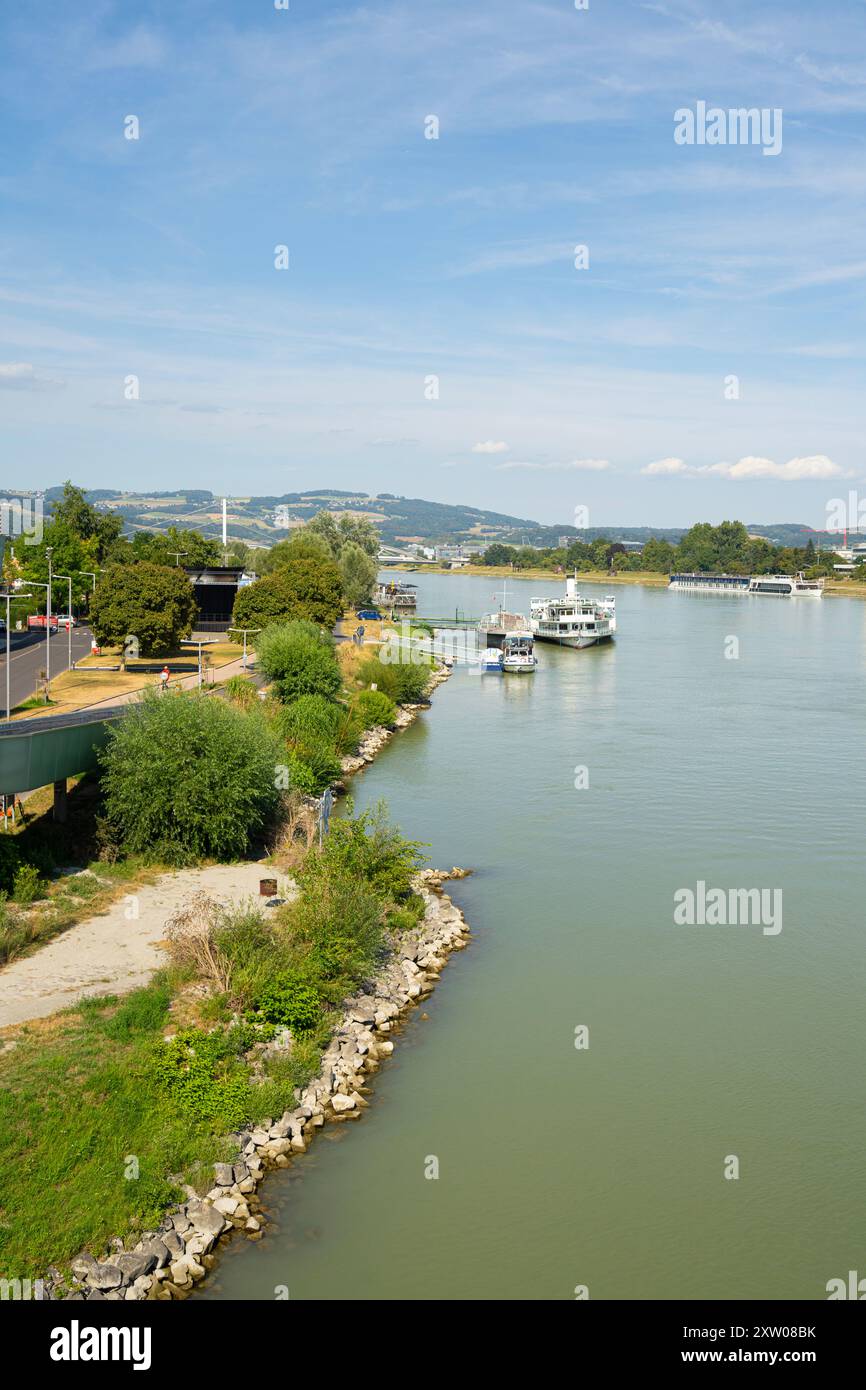 Linz, Österreich. August 2024. Panoramablick auf die Ufer der Donau im Stadtzentrum Stockfoto