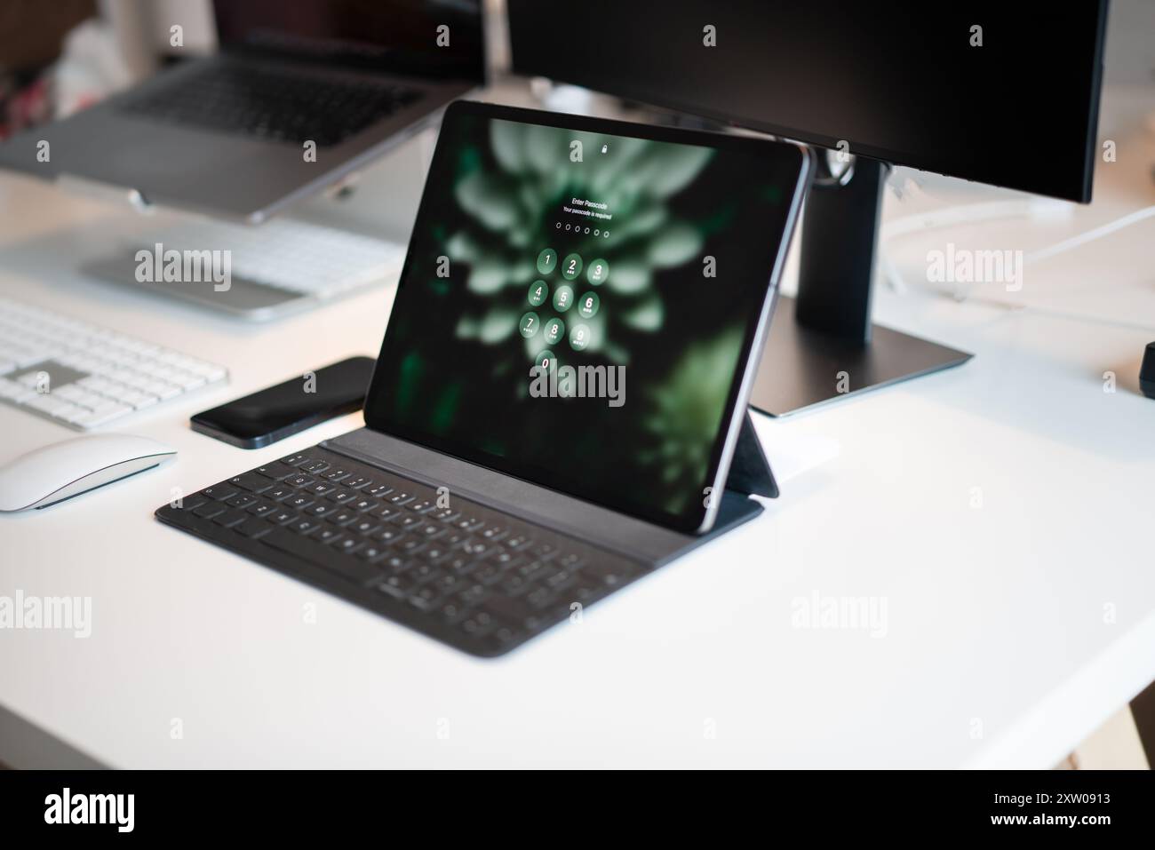 Laptop und Grafiktablett öffnen den Bildschirm. Sicherheit von Arbeitsdaten Stockfoto