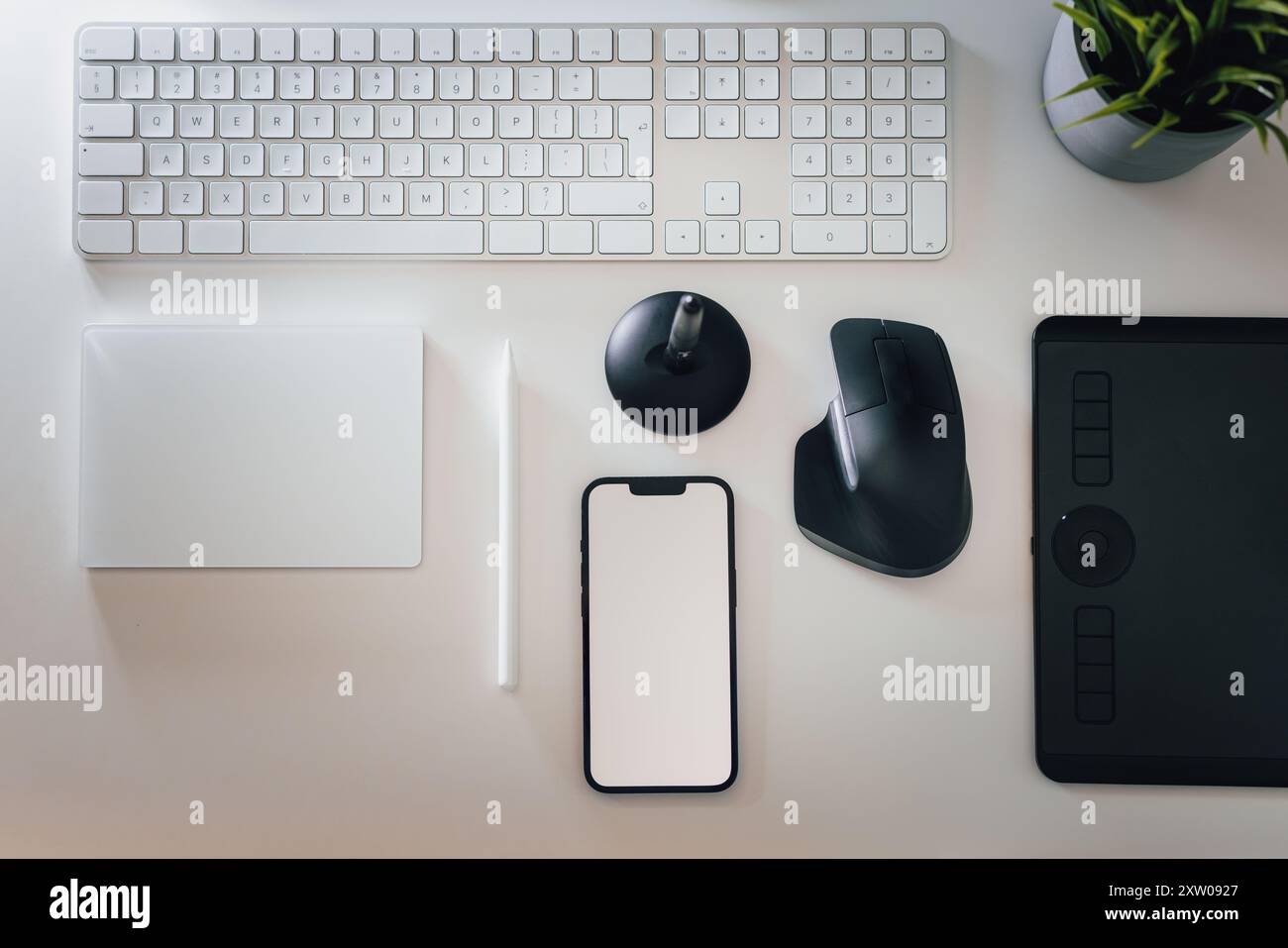 Smartphones leerer Bildschirm Mockup. Maus und Grafiktablett. Designer-Tools. Tastatur, Touchpad. Schreibtisch mit Blick von oben. Stockfoto