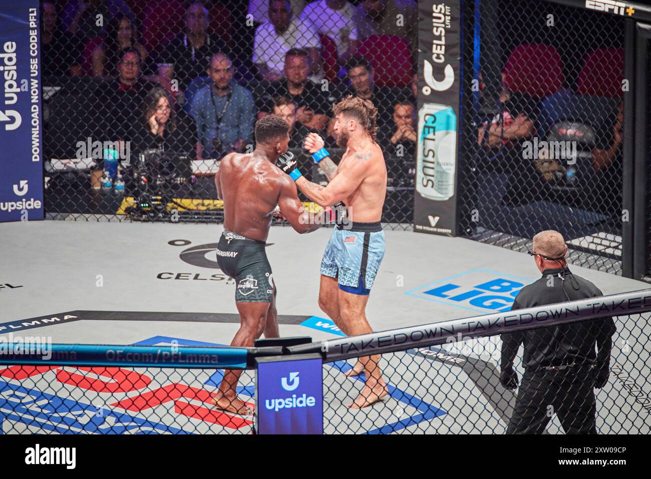 Hollywood, FL, USA. August 2024. IMPA Kasanganay gegen Josh Silveira. Die Professional Fighters League setzt 2024 die PFL Global Playoff-Action fort und zeigt am 16. August live aus Hard Rock Live in Hollywood, FL, Action in den Divisionen Leichtgewicht und Leichtgewicht. Quelle: Yaroslav Sabitov/YES Market Media/Alamy Live News. Stockfoto