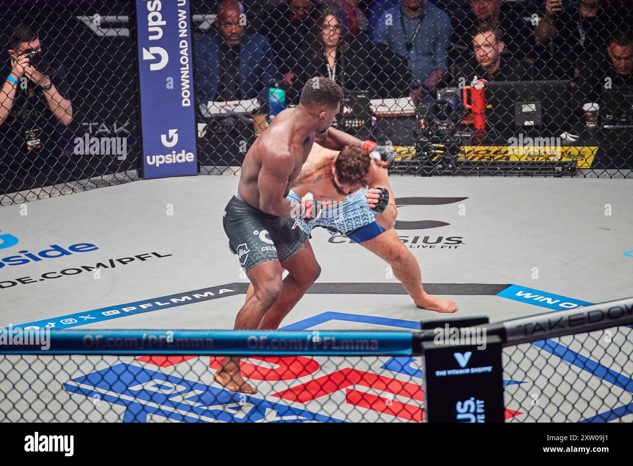 Hollywood, FL, USA. August 2024. IMPA Kasanganay gegen Josh Silveira. Die Professional Fighters League setzt 2024 die PFL Global Playoff-Action fort und zeigt am 16. August live aus Hard Rock Live in Hollywood, FL, Action in den Divisionen Leichtgewicht und Leichtgewicht. Quelle: Yaroslav Sabitov/YES Market Media/Alamy Live News. Stockfoto