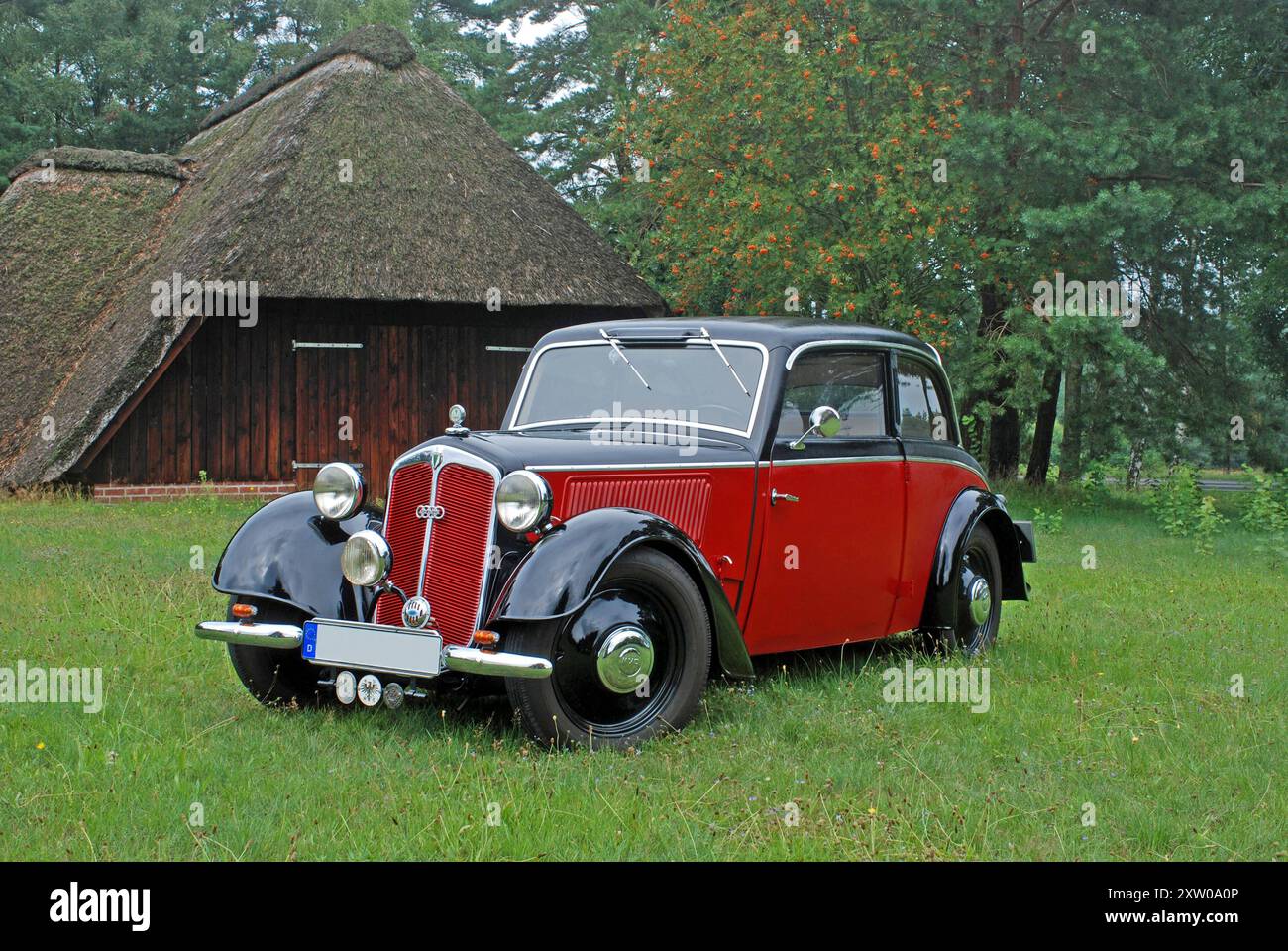 19.08.2015 DKW F7 Meisterklasse Deutschland/Niedersachsen/Landkreis Gifhorn/Südheide/bei Weißenberge/DKW F7 Meisterklasse/Baujahr 1938/692 ccm/Zwizylinder-Zweitakt-Reihenmotor/20 PS/ 14 kW/ Höchstgeschwindigkeit 85 km/h/ Wendekreis 12 Meter/ Dreiganggetriebe/ Zentralkastenrahmen mit Kunstlederbespannter Sperrholzkarosserie/ DKW war ein Teil des Konzerns Auto Union/ Fahrzeug ist weitestgehend originalgetreu restauriert *** 19 08 2015 DKW F7 Meisterklasse Deutschland Niedersachsen Landkreis Gifhorn Südheide bei Weißenberge DKW F7 Meisterklasse Baujahr 1938 692 ccm Zweizylinder Stockfoto