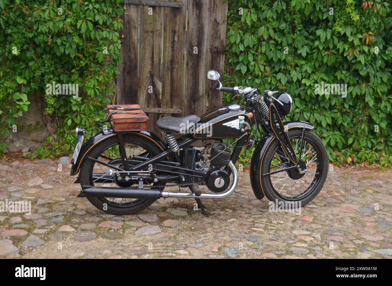 15.08.2015 Motorrad DKW KS 200 Deutschland/Sachsen Anhalt/Altmark/Altmarkkreis Salzwedel/Audorf/Motorrad DKW KS 200/Baujahr 1939/7 PS/ 200ccm/ Einzylinder Zweitaktmotor/ Höchstgeschwindigkeit 80 km/h Leergewicht 110 kg/ 3fach Tankschaltung/ 3fach Handschaltung/ Hersteller Auto Union Chemnitz *** 15 08 2015 Motorrad DKW KS 200 Deutschland Sachsen Anhalt Altmark Altmarkkreis Salzwedel Audorf Motorrad DKW KS 200 Baujahr 1939 7 ps Einzylinder-Zweitaktmotor mit 200 ccm Höchstgeschwindigkeit 80 km h Leergewicht 110 kg 3-Gang-Tankschaltung 3-Gang-Schaltgetriebe Hersteller Auto Union Chemnitz Stockfoto