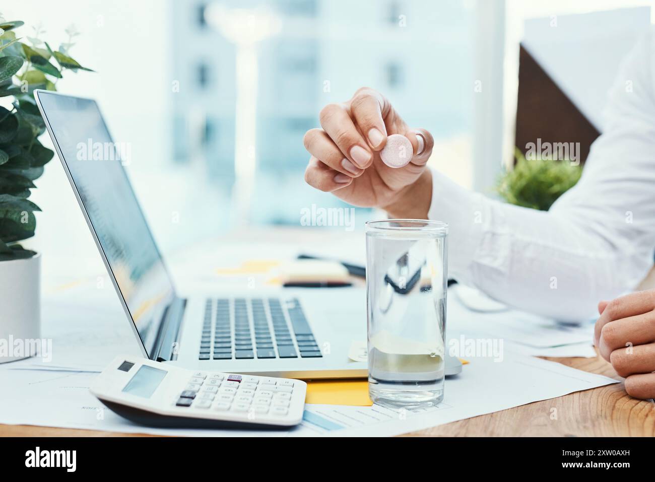 Geschäftsmann, Hände und Wasser mit Pille für Dosierung, Medikamente oder Heilmittel im Büro. Nahaufnahme des Mitarbeiters und Glas Mineralflüssigkeit für Stockfoto