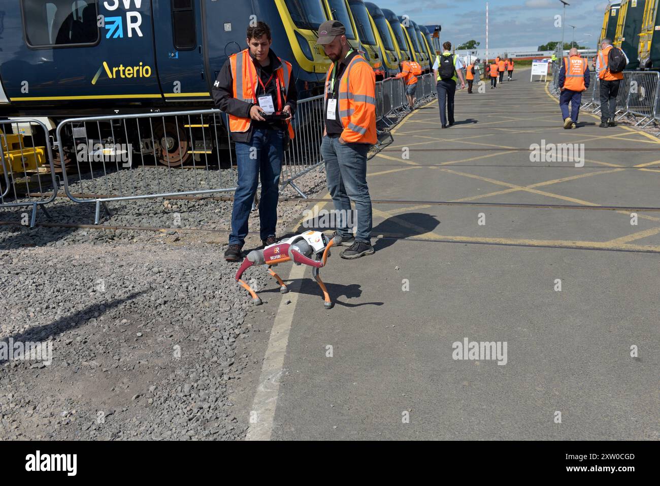 Ein Roboter-Inspektionshund auf der Rail Live, Fachmesse der Eisenbahnindustrie, Juni 2024 Stockfoto