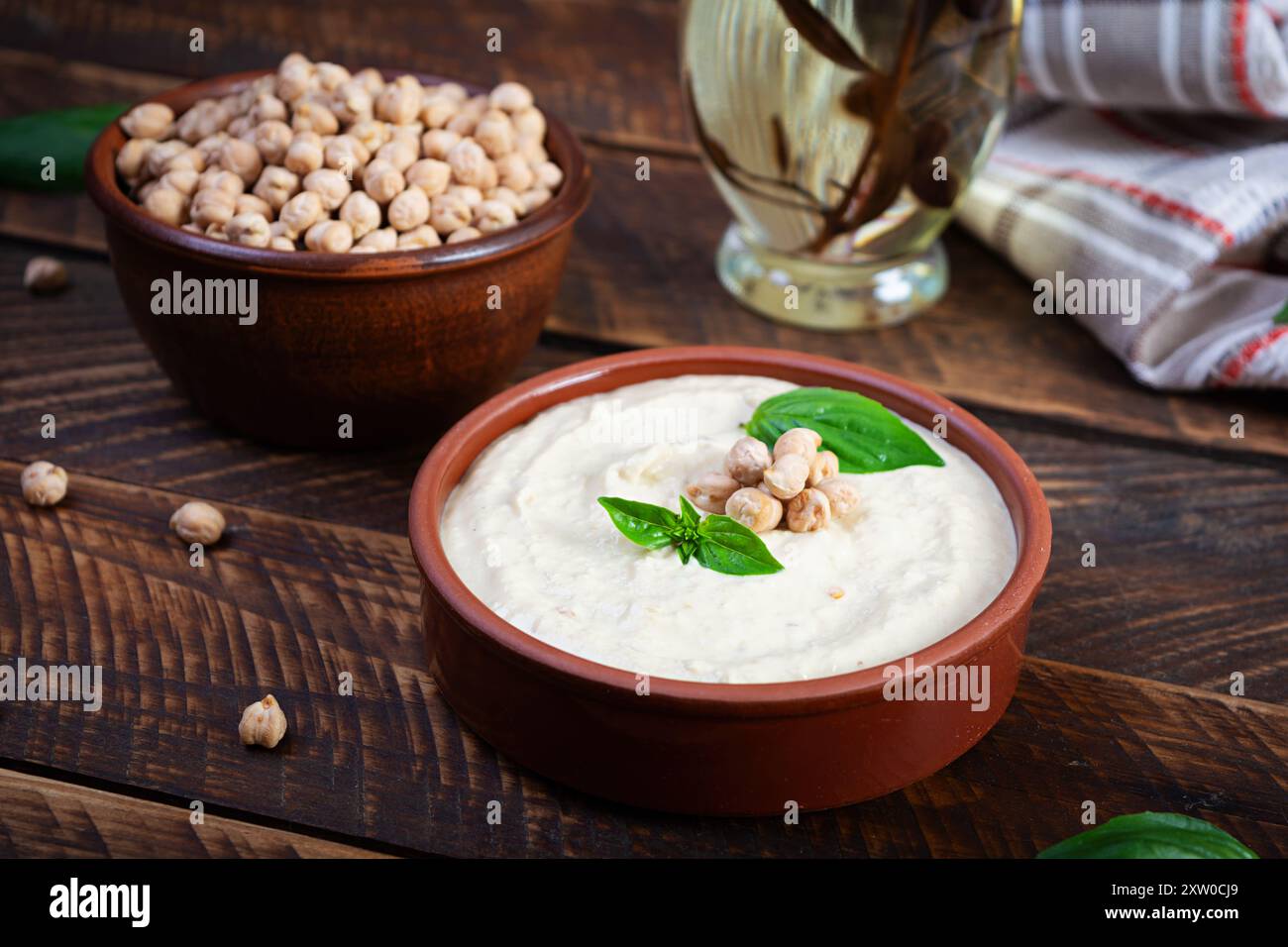 Auberginen-Hummus in einer Platte mit Basilikum. Kichererbsengerichte. Vegetarische Speisen Stockfoto