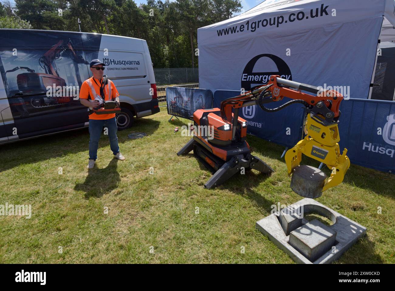 Ein Husqvarna DXR 95 Minibagger mit Fernbedienung und Abbruchroboter wurde auf der Rail Live Railway Industry Show im Juni 2024 vorgestellt Stockfoto