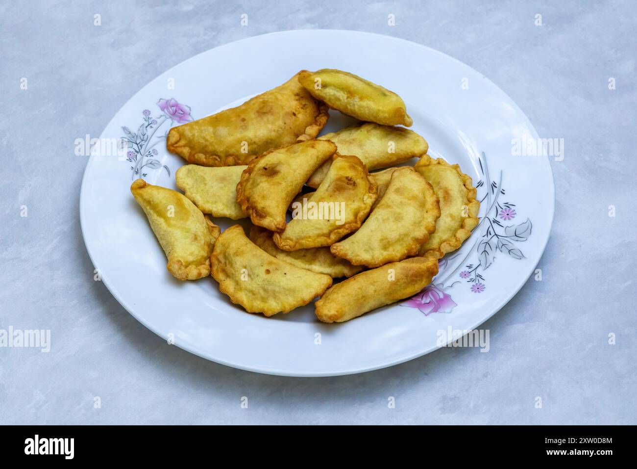 Köstliches Rindfleisch puli Pitha in einem Gericht. Es ist ein beliebter und traditioneller Reiskuchen aus Bangladesch. Stockfoto