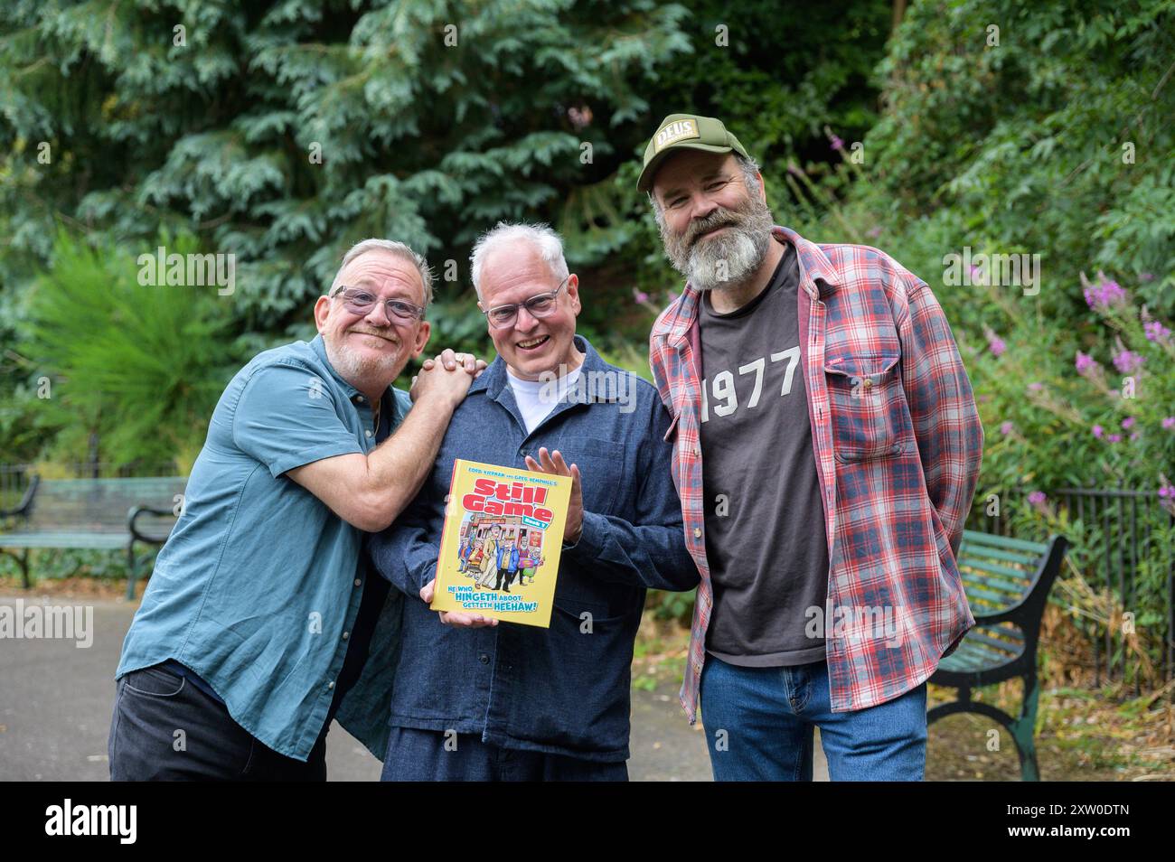 Undatiertes Handout Foto von Ford Kiernan (links) und Greg Hemphill (rechts) mit Gordon Tait von Scunnered Ink mit dem Zeichentrickbuch He Who Hingith aboot Getteth Hee Haw. Eine der beliebtesten Comedy-Doppeldarsteller Schottlands wird den Sprung von Bühne zu Seite schaffen, wenn ihre erfolgreiche TV-Serie als Comic-Buch zurückkehrt. Die Hauptdarsteller Jack Jarvis und Victor McDaid sind in He Who Hingith Aboot Getteth Hee Haw zu sehen, in dem die Darsteller Comic-Versionen zeigen. Ausgabedatum: Samstag, 17. August 2024. Stockfoto