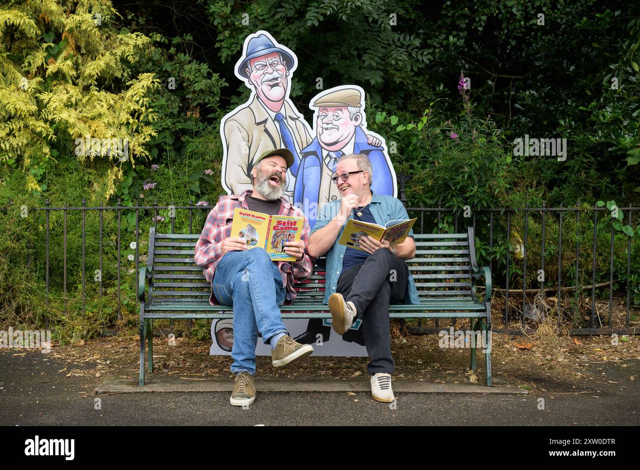 Foto von Greg Hemphill und Ford Kiernan mit dem Zeichentrickbuch He Who Hingith aboot Getteth Hee Haw. Eine der beliebtesten Comedy-Doppeldarsteller Schottlands wird den Sprung von Bühne zu Seite schaffen, wenn ihre erfolgreiche TV-Serie als Comic-Buch zurückkehrt. Die Hauptdarsteller Jack Jarvis und Victor McDaid sind in He Who Hingith Aboot Getteth Hee Haw zu sehen, in dem die Darsteller Comic-Versionen zeigen. Ausgabedatum: Samstag, 17. August 2024. Stockfoto