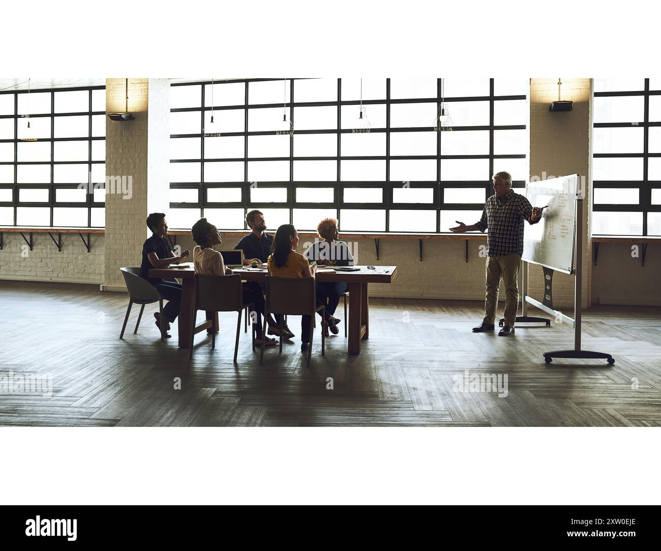 Vorstand, Präsentation und Geschäftsleute mit Diskussion im Amt für Planung, Vorschlag und Entwicklung. Mitarbeiter, kpi und Meeting mit Idee in Stockfoto