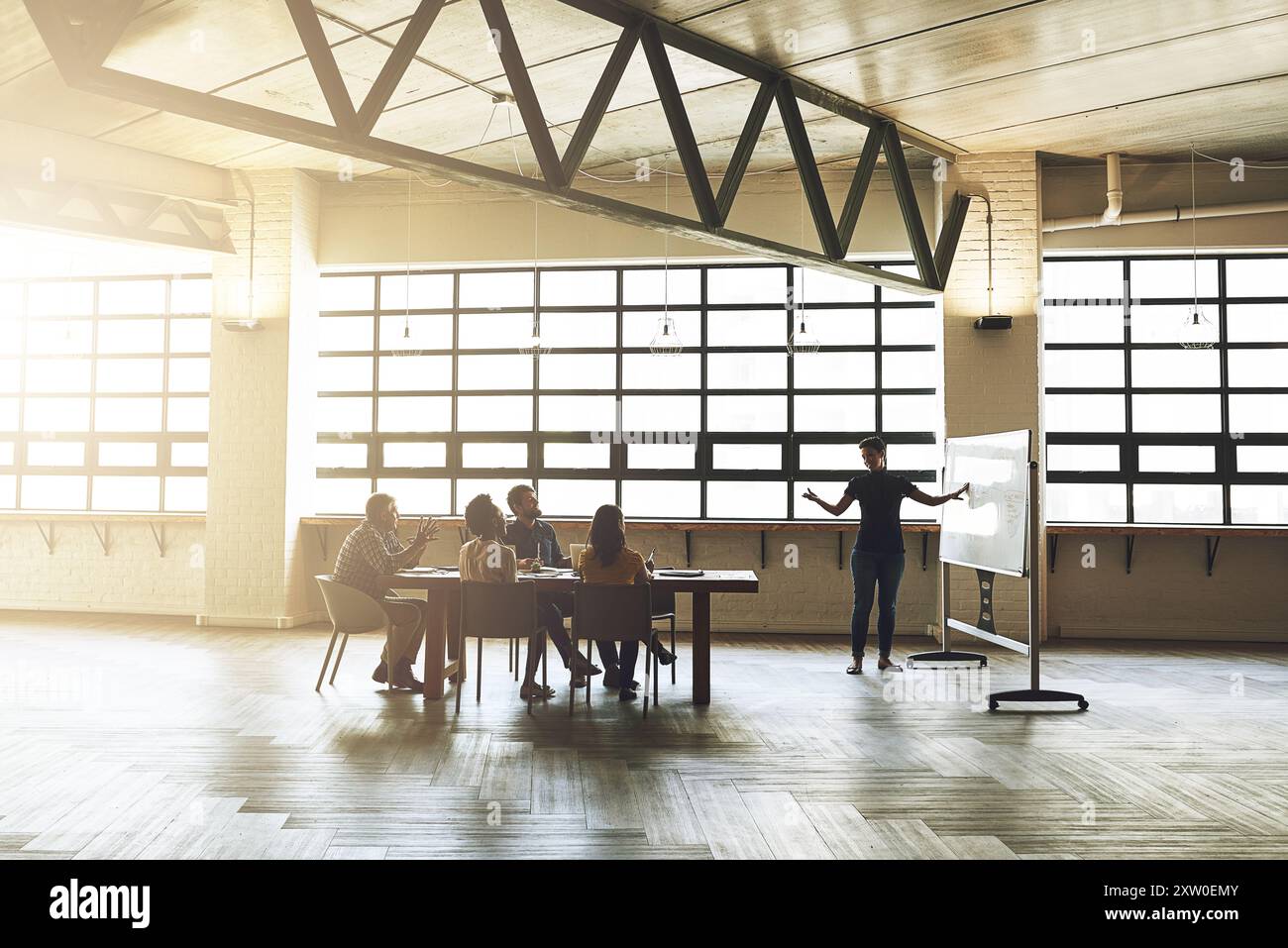 Whiteboard, Präsentation und Geschäftsleute im Büro für Vorschläge, Planung und Entwicklung. Mitarbeiter, kpi und Diskussion mit Idee in Stockfoto