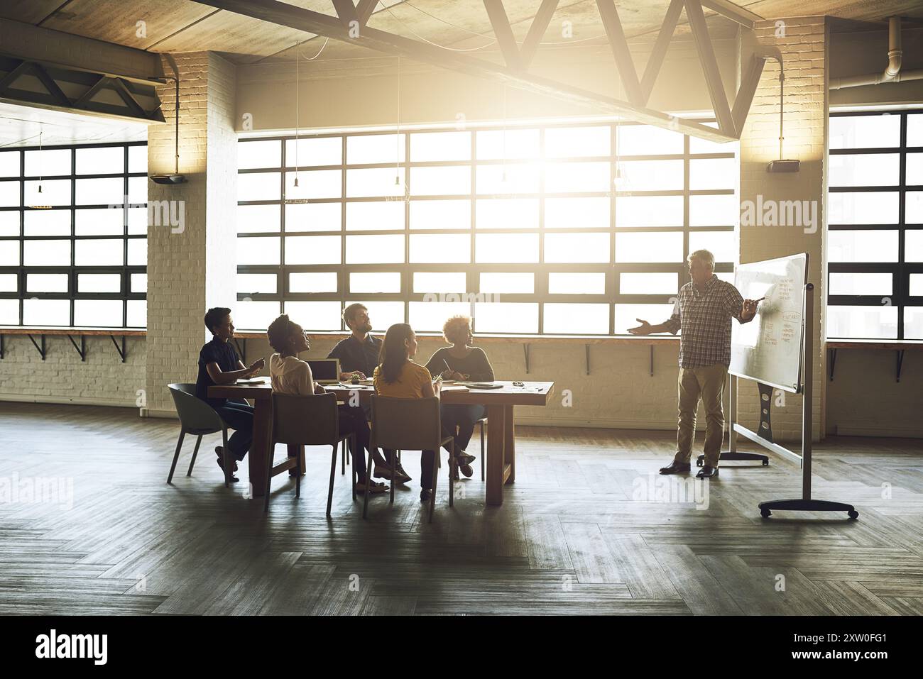 Whiteboard, Präsentation und Geschäftsleute, die im Büro für Vorschläge, Planung und Entwicklung diskutiert werden. Mitarbeiter, kpi und Meeting mit Idee in Stockfoto