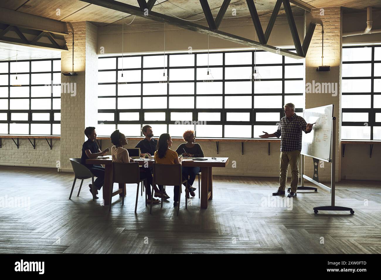 Vorstand, Meeting und Geschäftsleute mit Präsentation im Büro für Planung, Vorschlag und Entwicklung. Mitarbeiter, kpi und Diskussion mit Idee in Stockfoto