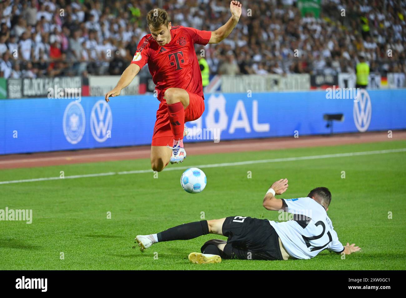 Ulm, Deutschland. August 2024. Josip STANISIC (FC Bayern München), Duelle gegen Niklas KOLBE (SSV Ulm). Fußball DFB Cup 1. Runde SSV Ulm 1846 - FC Bayern München 0-4 am 16. August 2024, DONAUSTADION Saison 2024/2025, ? Quelle: dpa/Alamy Live News Stockfoto