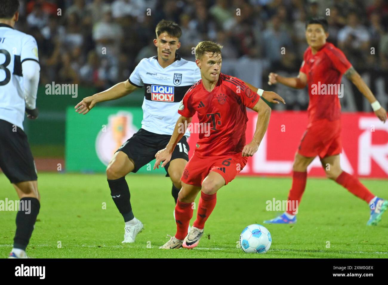 Ulm, Deutschland. August 2024. Serge GNABRY (FC Bayern München), Action, Duelle gegen Aaron KELLER (SSV Ulm) Fußball DFB-Pokal 1. Runde SSV Ulm 1846 - FC Bayern München 0-4 am 16. August 2024, DONAUSTADION Saison 2024/2025, ? Quelle: dpa/Alamy Live News Stockfoto