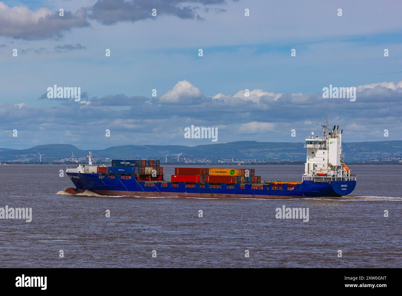 Küstenschiff, das mit fast leeren Decks ins Meer fährt Stockfoto