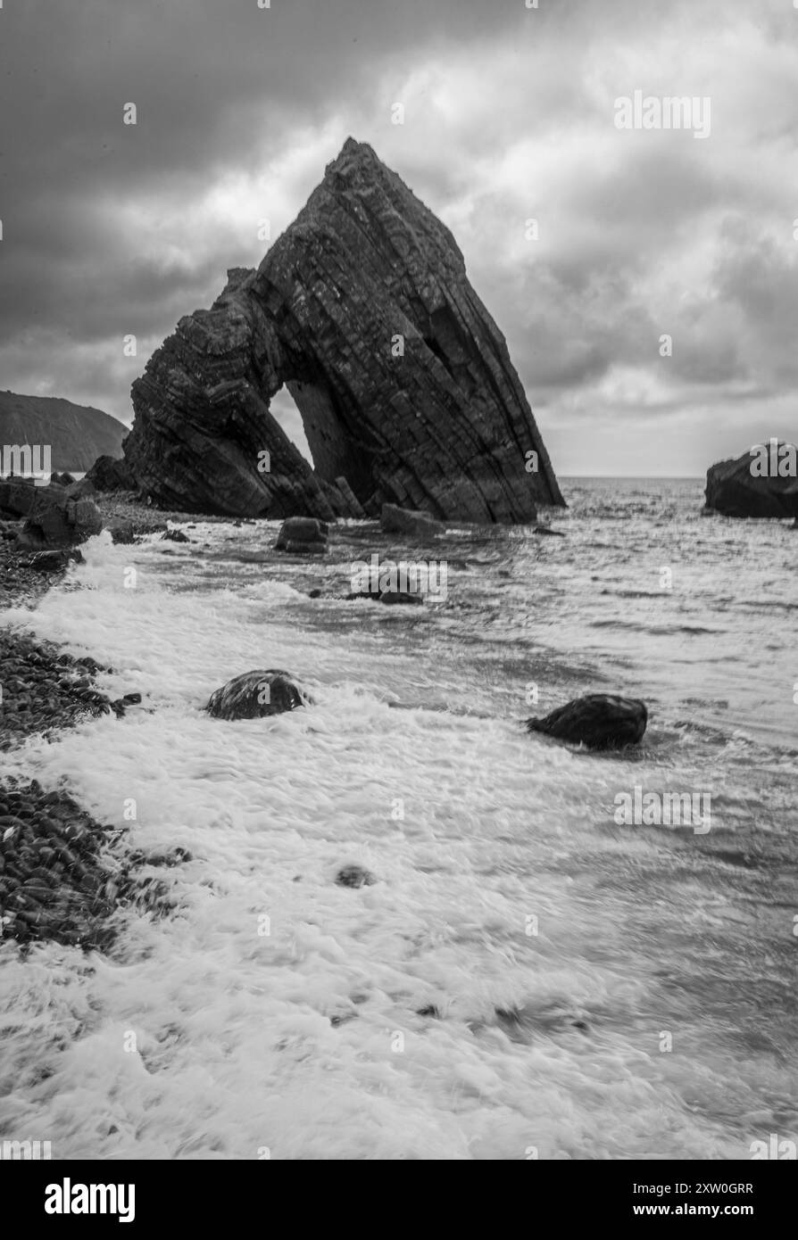 Dramatischer Blackchurch Rock am Mouthmill Beach in der Nähe von Clovelly auf der Hartland Peninsular im Norden von Devon Küste Südengland Großbritannien Stockfoto