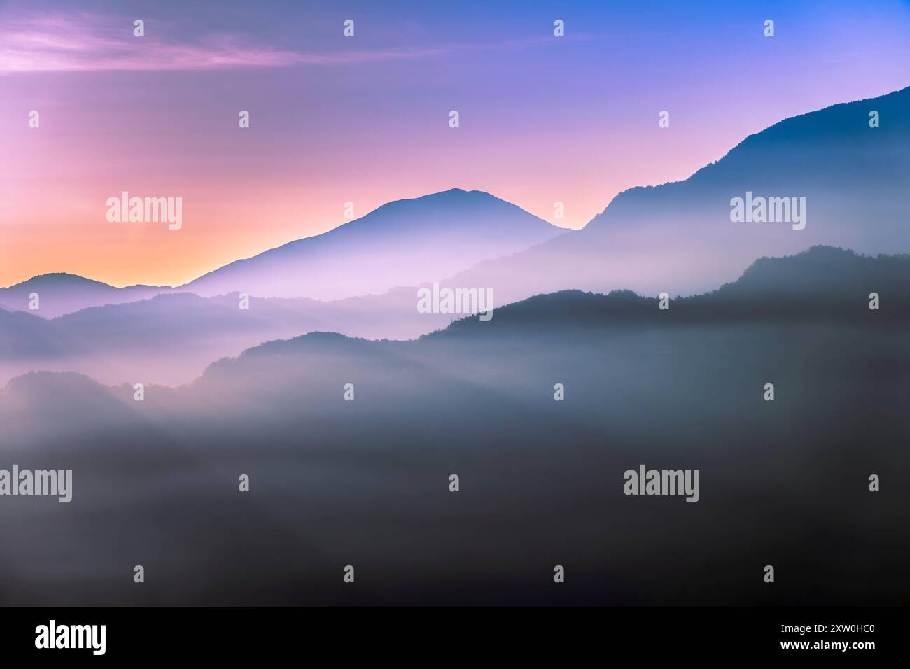 Sonnenaufgang in den Bergen Taiwans mit Wolken Stockfoto
