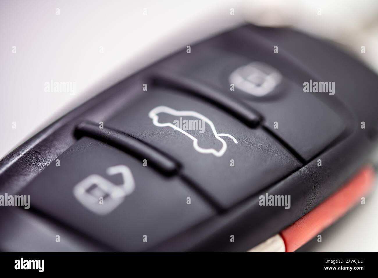 Eine detaillierte Ansicht einer Schlüsselfernbedienung mit Verriegelungs- und Entriegelungstasten, die den Komfort und die moderne Technologie der Fahrzeugsicherheit veranschaulicht. Stockfoto
