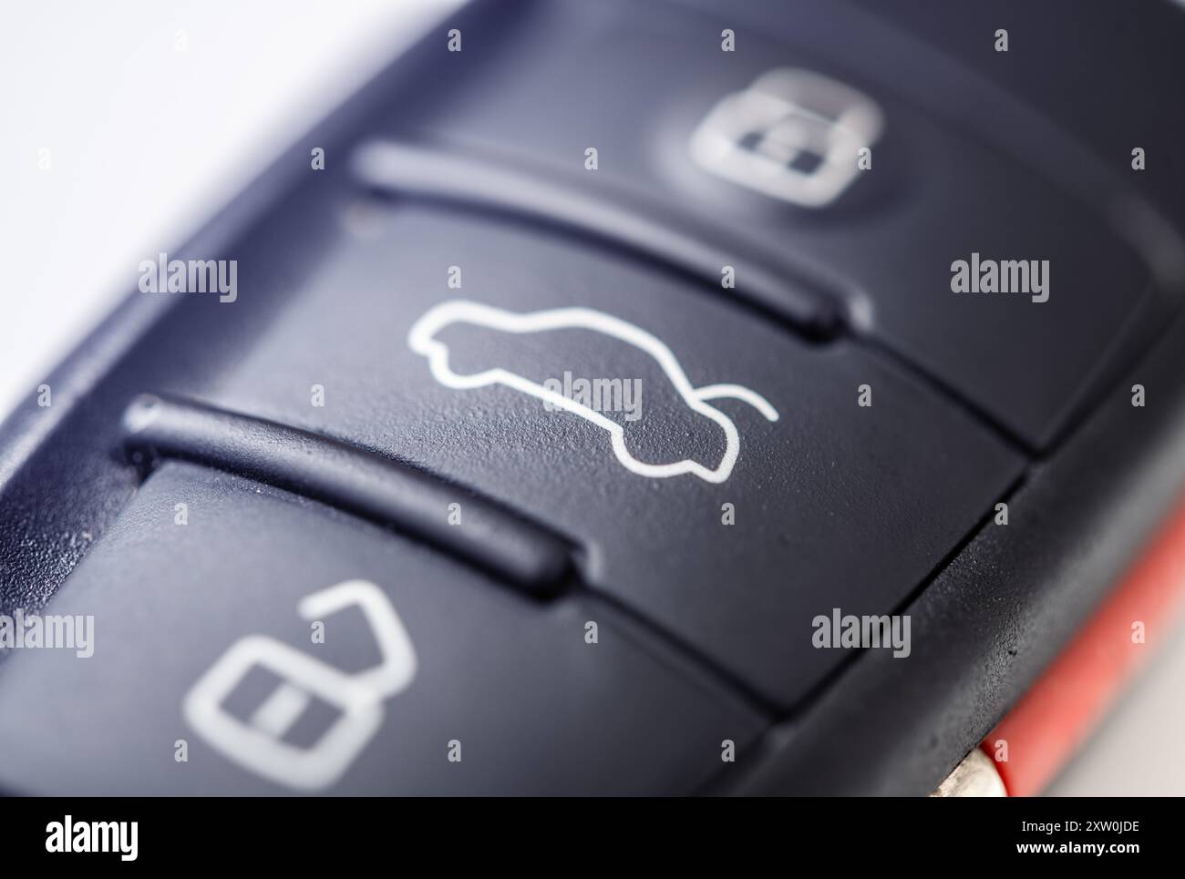 Detaillierte Ansicht einer eleganten Autoschlüssel-Fernbedienung mit Tasten zum Ver- und Entriegeln von Türen. Das Design zeigt moderne Fahrzeugtechnik und Co Stockfoto