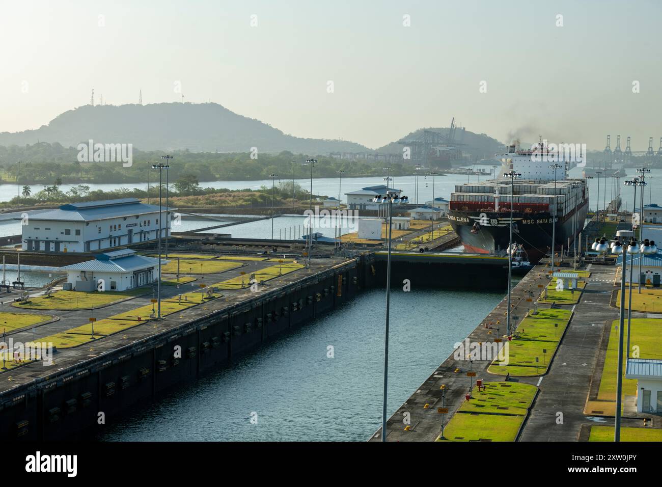 Ein großes Containerschiff passiert die neuen Cocoli Schleusen in der Canal Expansion auf der pazifischen Seite des Panamakanals, Panama - Stockfoto Stockfoto