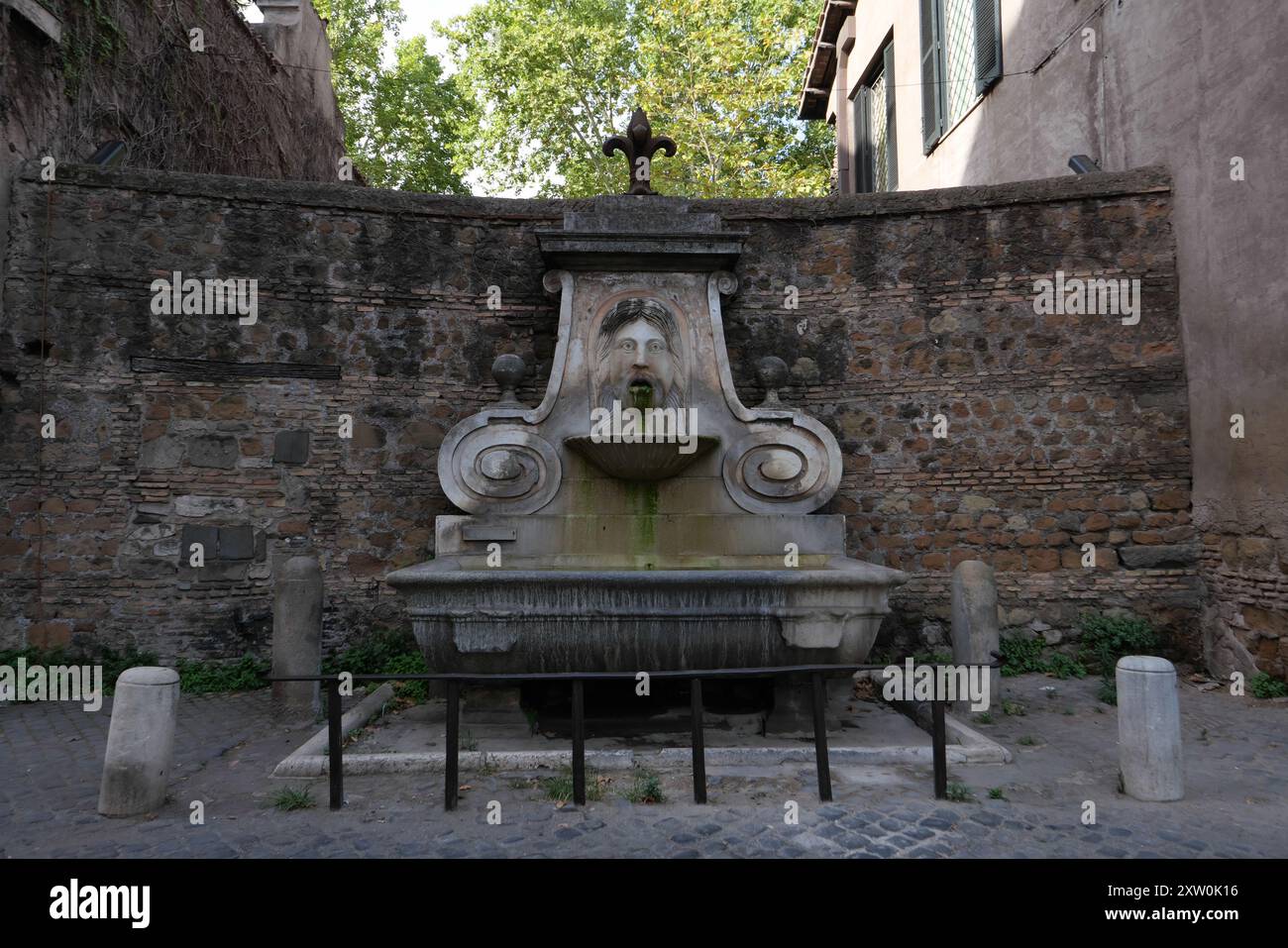 BLICK AUF DEN MASCHERONE-BRUNNEN IN DER HISTORISCHEN GIULIA-STRASSE Stockfoto