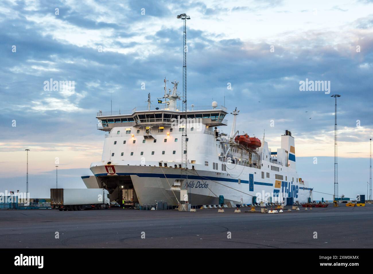 Trelleborg, Schweden - 9. August 2024: Im Hafen von Trelleborg fahren Sattelschlepper mit der TT-Line-Fähre „Nils Dacke“ nach Swinoujscie an den Bug. Stockfoto