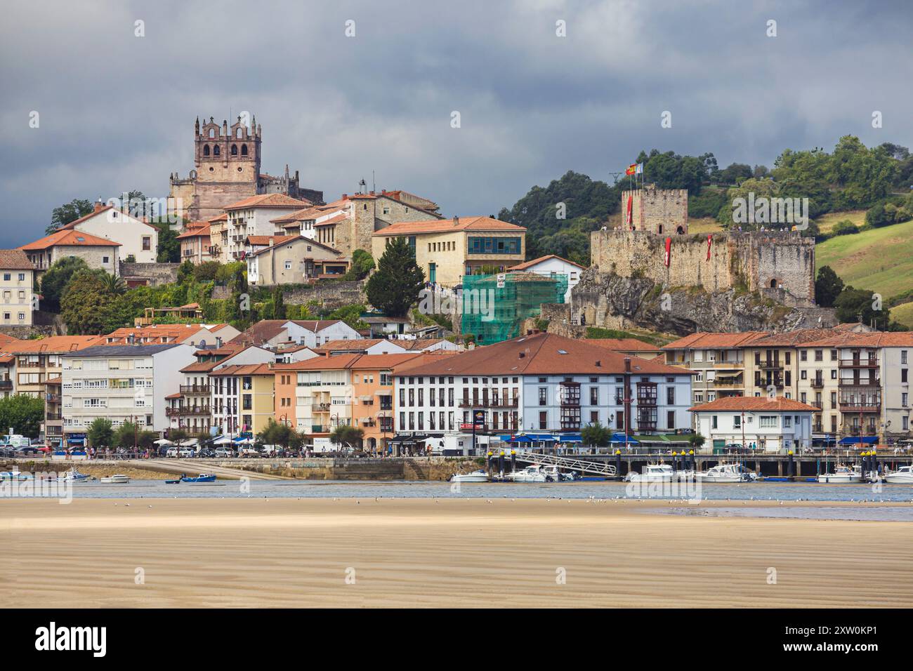 San Vicente de la Barquera, Spanien - 23. August 2022: Kirche Santa Maria de los Angeles und Schloss des Königs in San Vicente de la Barquera, Cantab Stockfoto