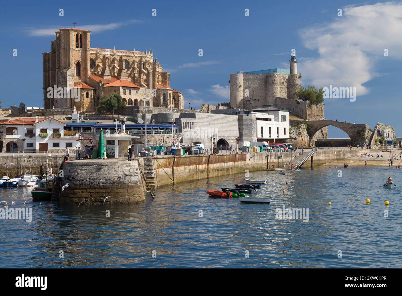 Castro Urdiales, Spanien - 24. August 2022: Kirche Santa Maria und Schloss Santa Ana vom Hafen, Castro Urdiales, Kantabrien, Spanien. Stockfoto