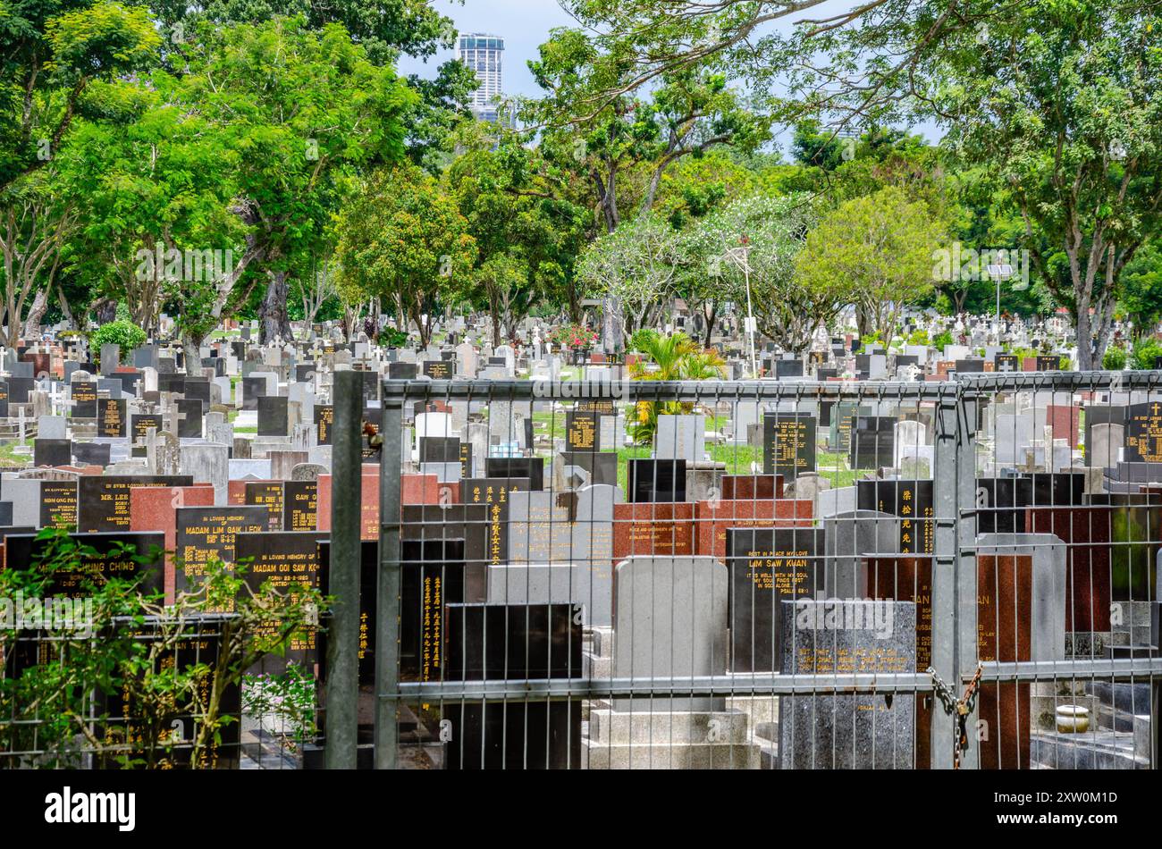 Blick auf einen Friedhof am Rande des Jugendparks in George Town, Penang, Malaysia Stockfoto