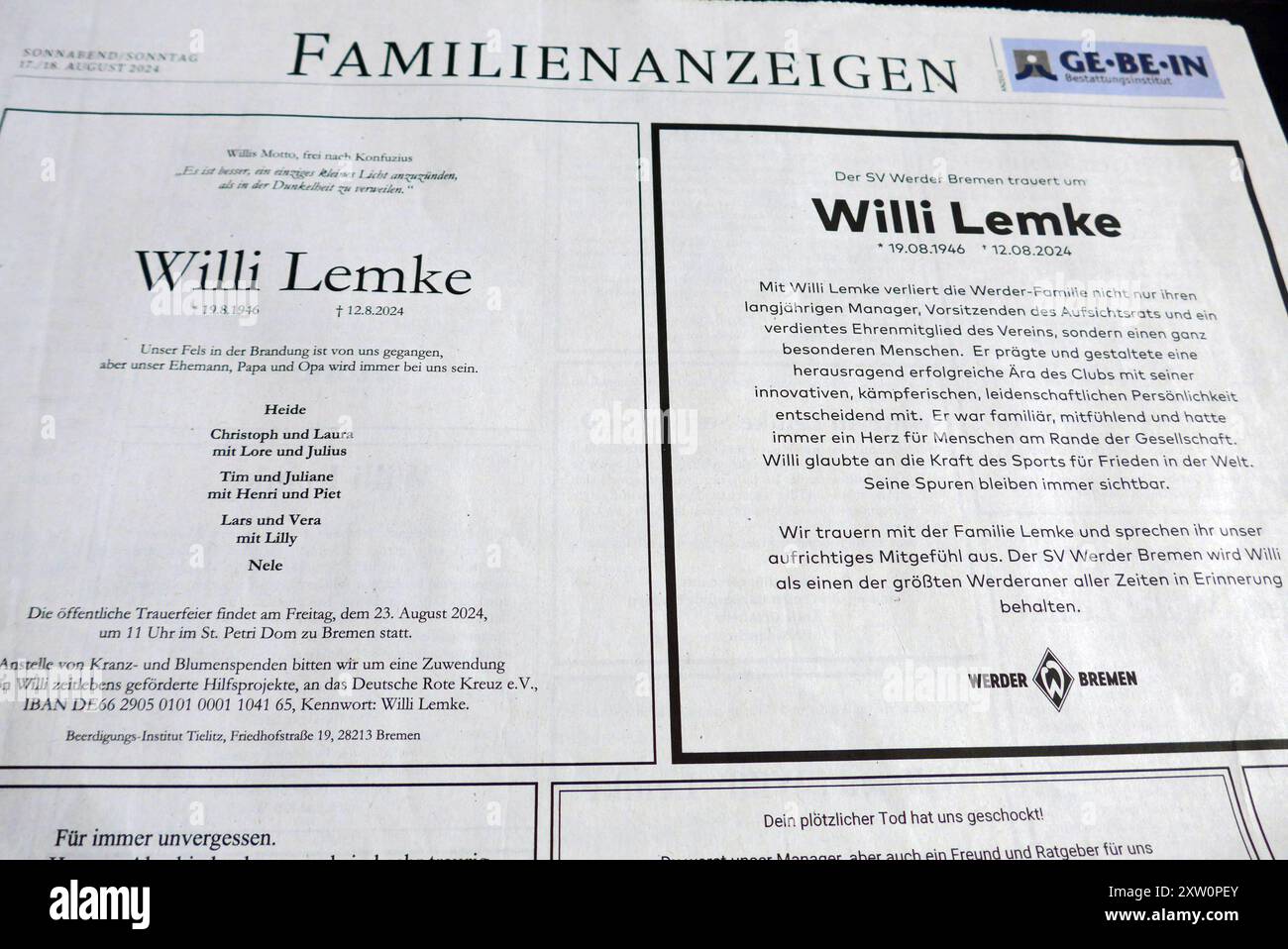 Nach dem plötzlichen Tod von Ex-Werder-Manager Willi Lemke eigentlich: Wilfried Lemke veröffentlichte der Weser-Kurier am Samstag, 17. August 2024, mehr als zwei Druckseiten mit Todesanzeigen der Familie, von Freunden und von diversen Institutionen. Das Kind einer Stettiner Flüchtlingsfamilie wurde 1946 in Pönitz Ostholstein geboren, studierte in Hamburg Sport auf Lehramt, arbeitete ab 1974 als SPD-Landesgeschäftsführer in Bremen, ab 1981 als Manager des Fußballbundesligisten Werder Bremen, ab 1999 als Bildungssenator, ab 2007 als Innensenator und von 2008 bis 2016 als Sonderberater des UN-Gen Stockfoto