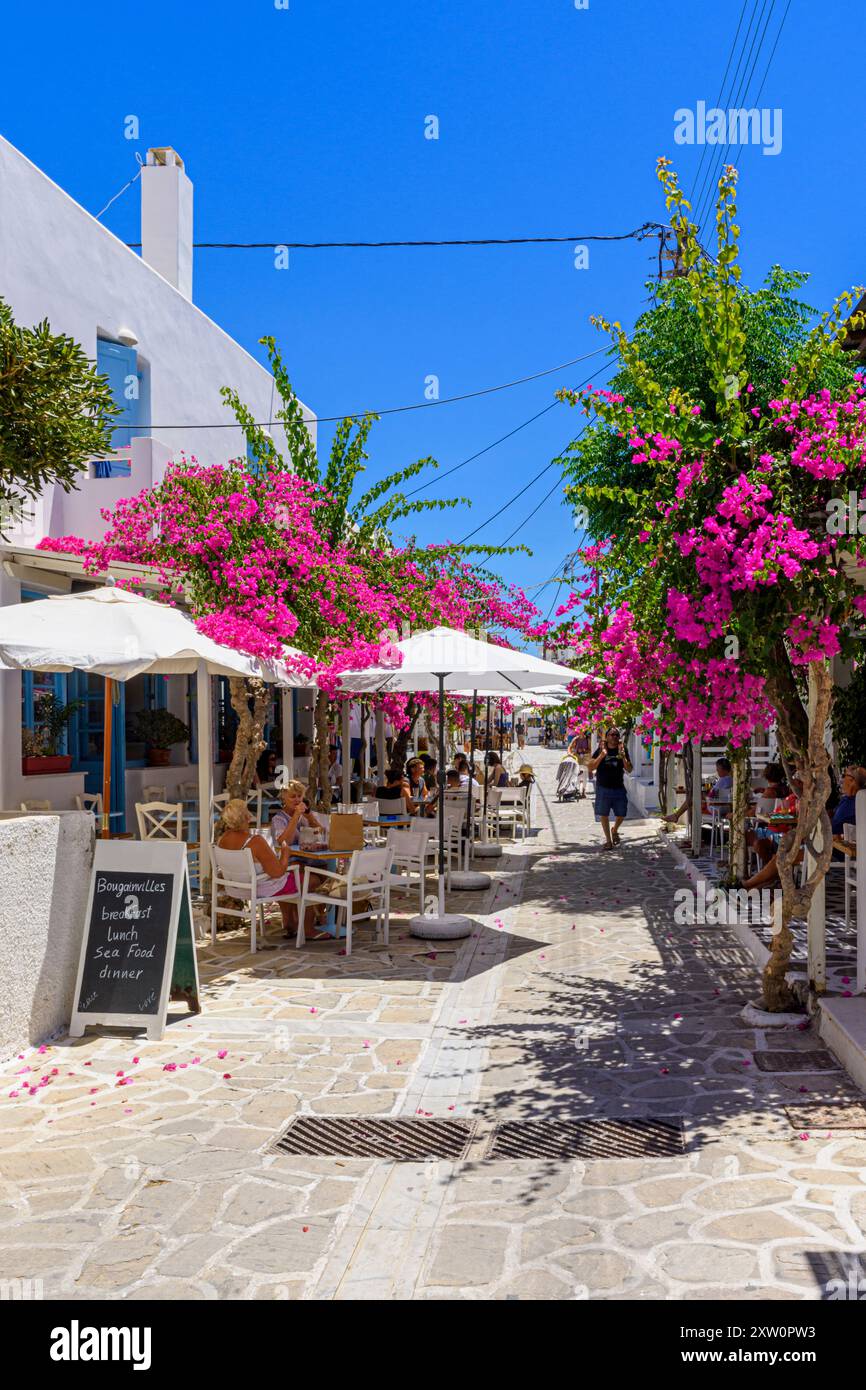 Griechische Inselszene mit weiß getünchten Straßen in Antiparos Stadt, Antiparos, Kykladen, Griechenland Stockfoto